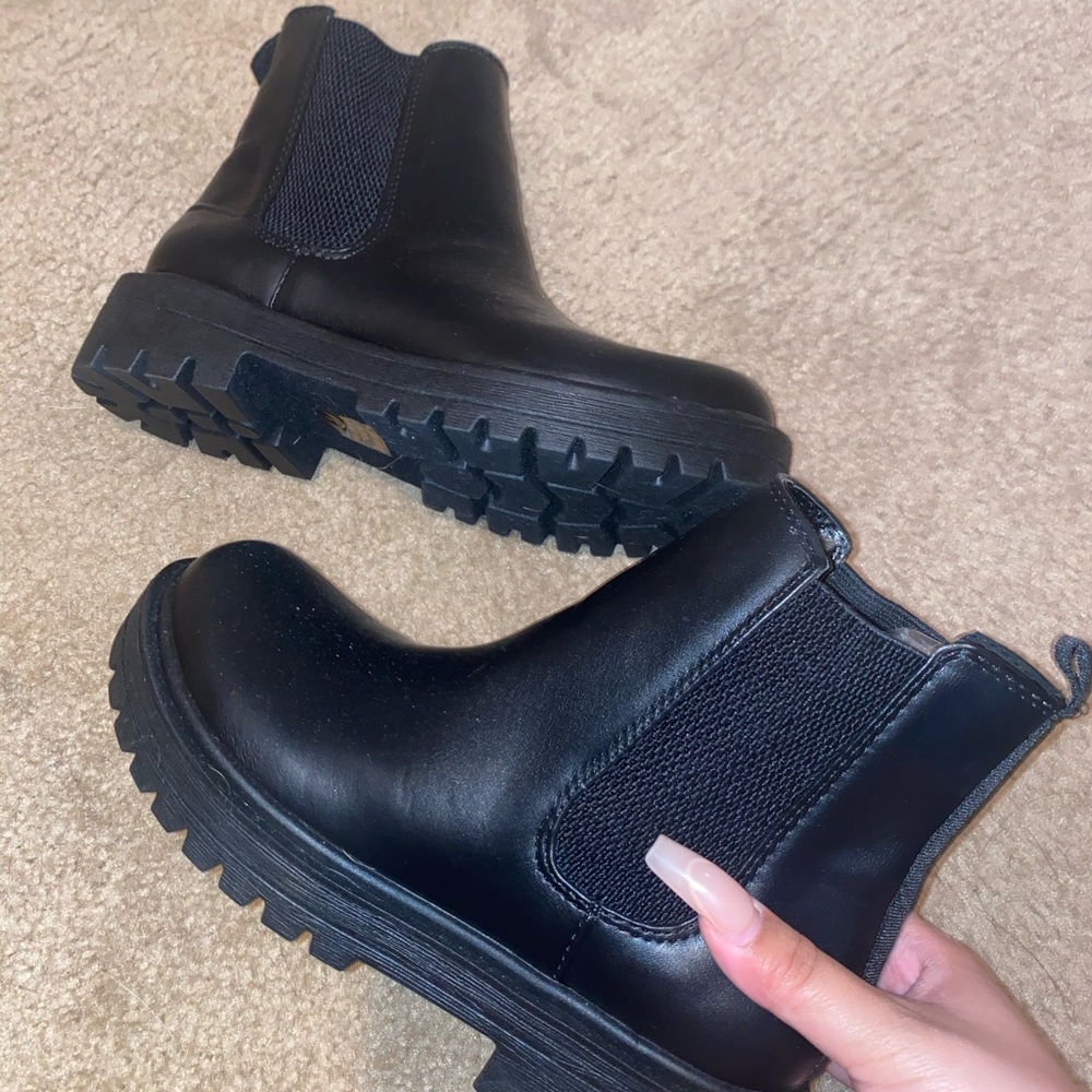 SODA flat women’s Chelsea boots
